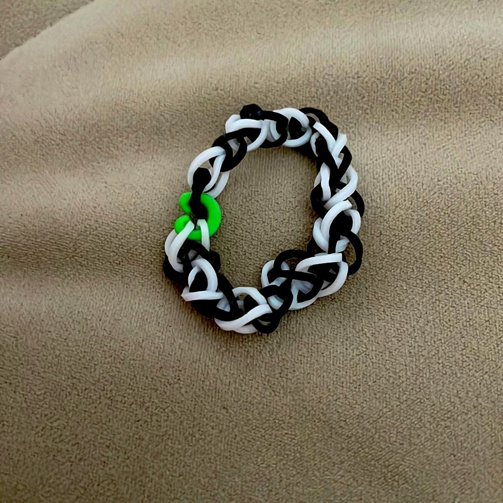 Braclet color black and white 10$ brand Lilys slays . Com good quality